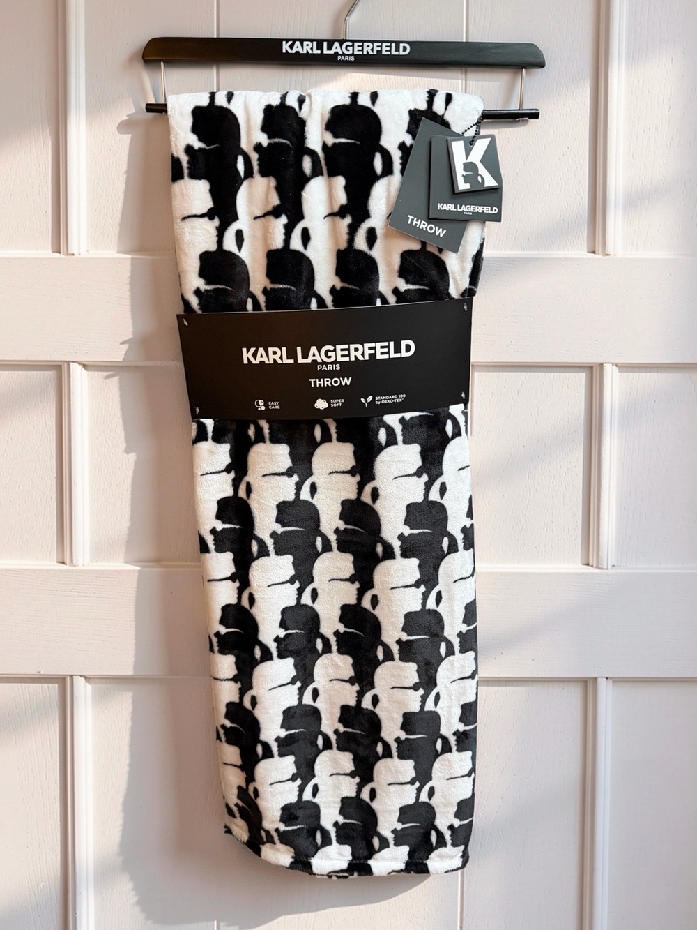 Karl Lagerfeld NWT Black & White Signature Silhouette 60” x 70” Plush Throw